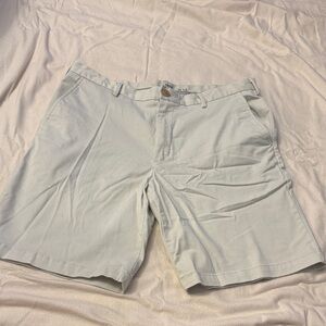 Izod Men's Light Beige Flat Front Shorts 34 9.5 Inseam